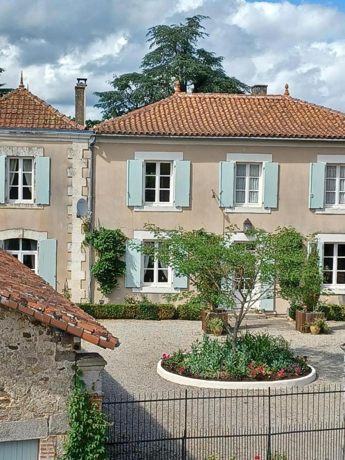Hostal La Grange Terrou Saint-Germain-de-Confolens Exterior foto